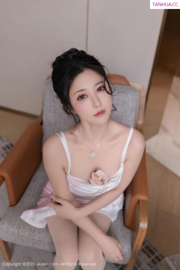 鱼子酱fish  [XiuRen]高清写真图 2025.02.19 No.9907 鱼子酱Fish 丝袜美腿第13张图片
